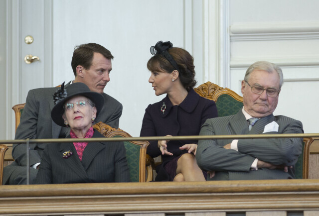 LITEN DUPP: Prins Henrik lukket øynene og ble borte noen sekunder... Foto: All Over LITEN DUPP: Prins Henrik lukket øynene og ble borte noen sekunder... Foto: All Over